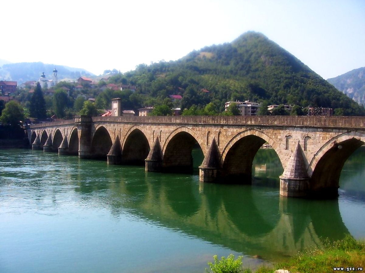 Schattige achtergrond Mehmed Paša Sokolovićbrug, Višegrad, Boogbrug