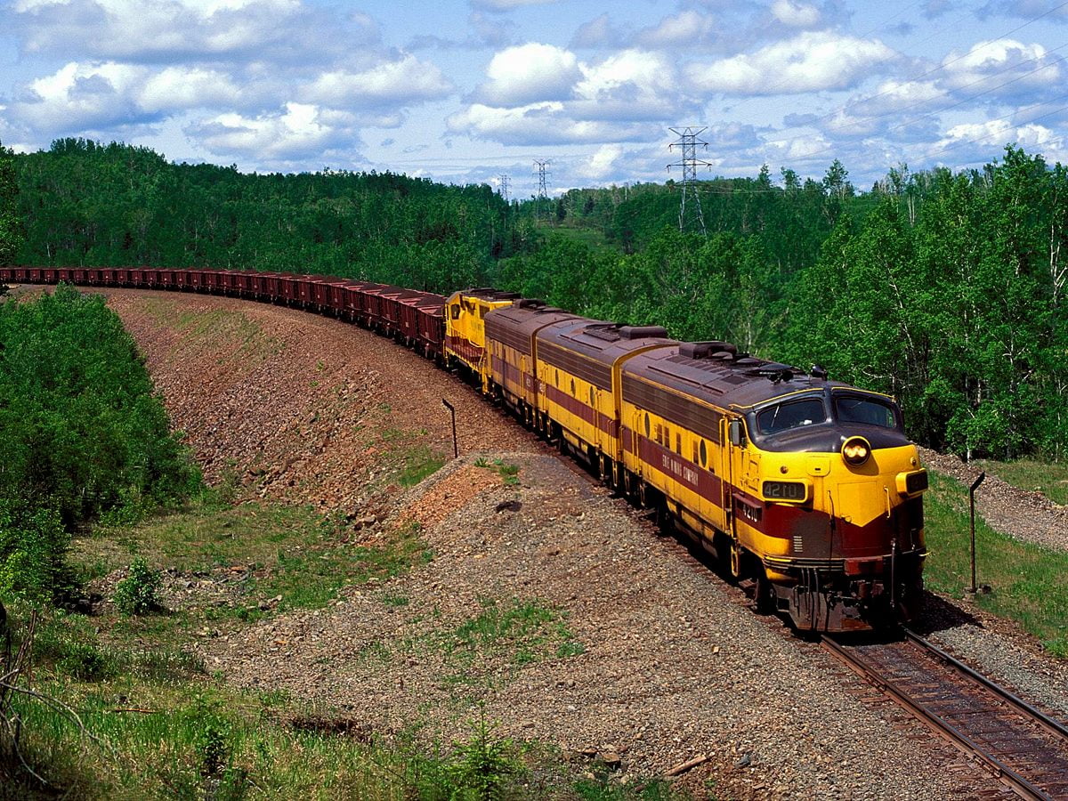 Achtergrond / trein die over treinrails in de buurt van bos rijdt