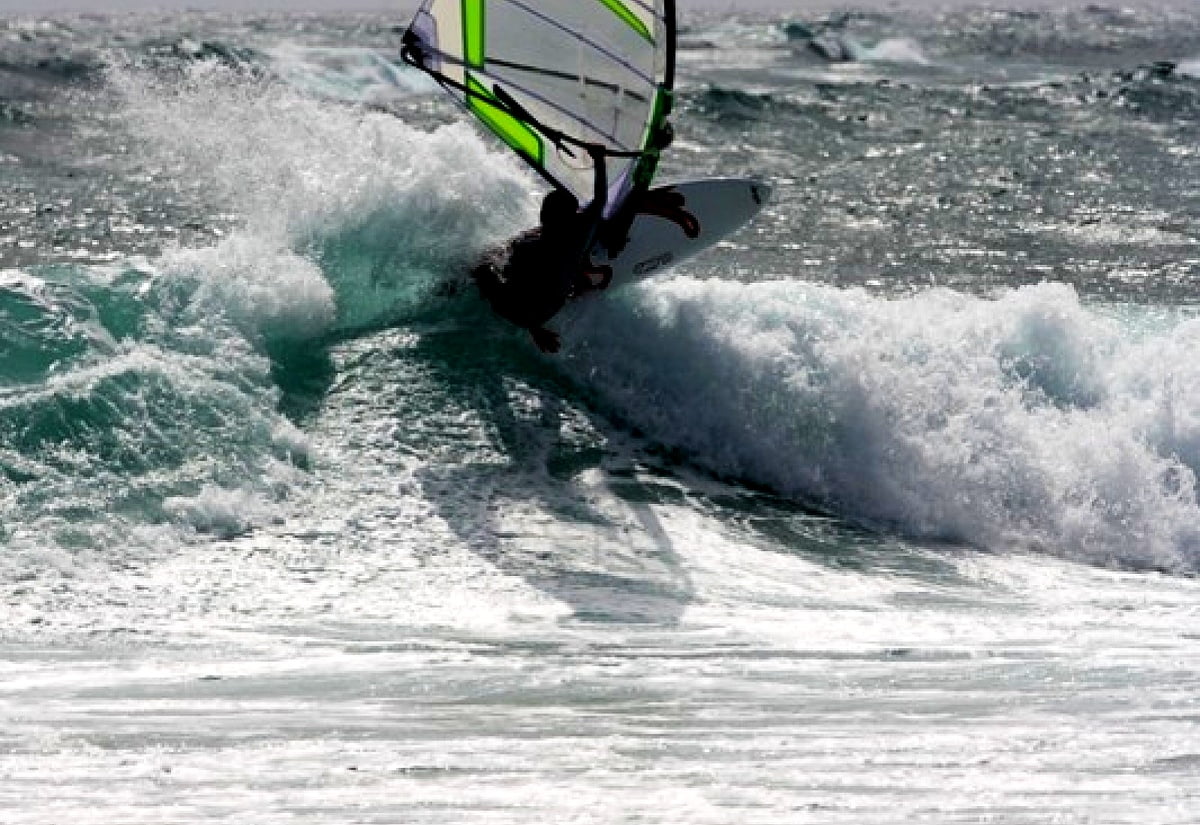 Man rijden golf op surfplank in de oceaan : HD achtergrond