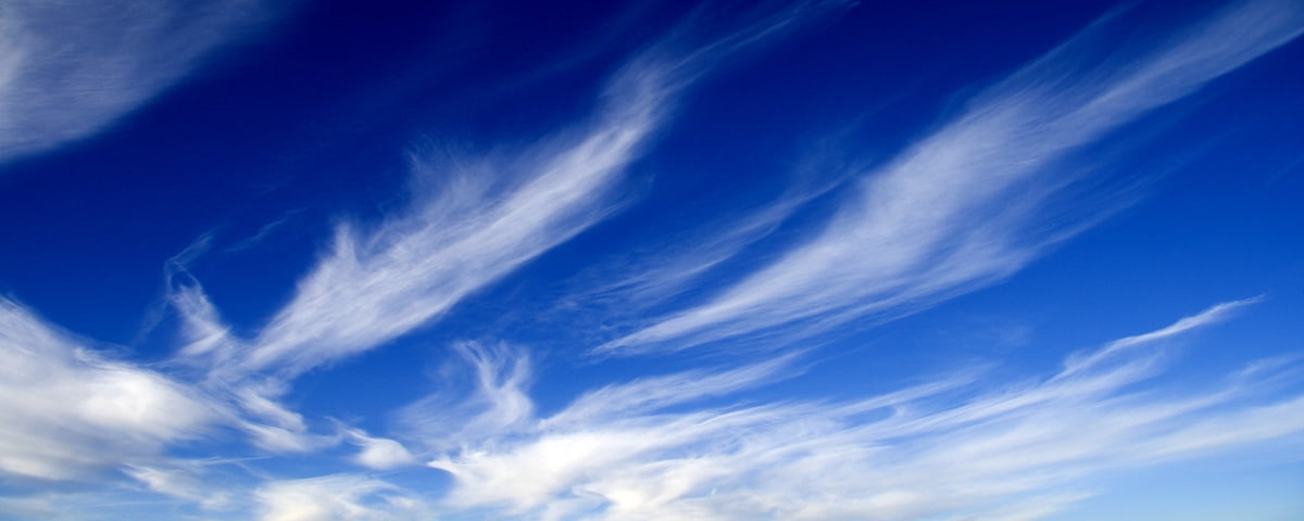 Wolken in blauwe bewolkte hemel — HD achtergrond 2560x1024
