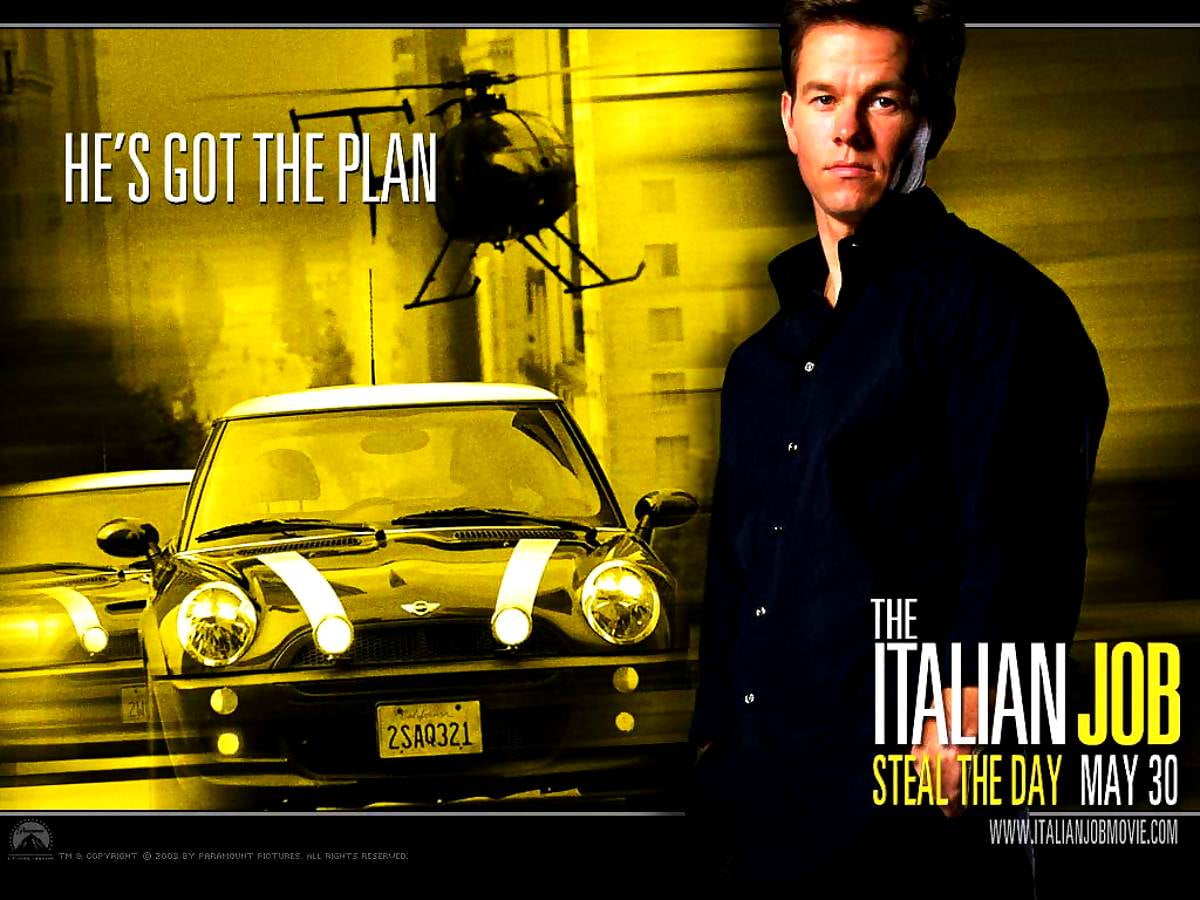 Mark Wahlberg staat voor de auto (scène uit film "The Italian Job") — achtergrond afbeeldingen 1024x768
