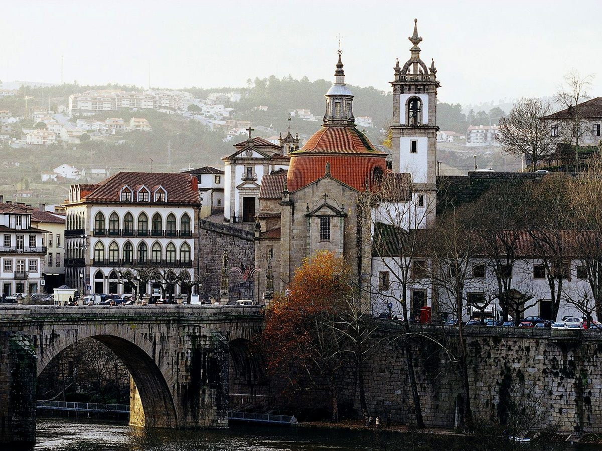 Stenen brug over de rivier in de stad (Igreja São Gonçalo, Portugal) — achtergrond 1600x1200
